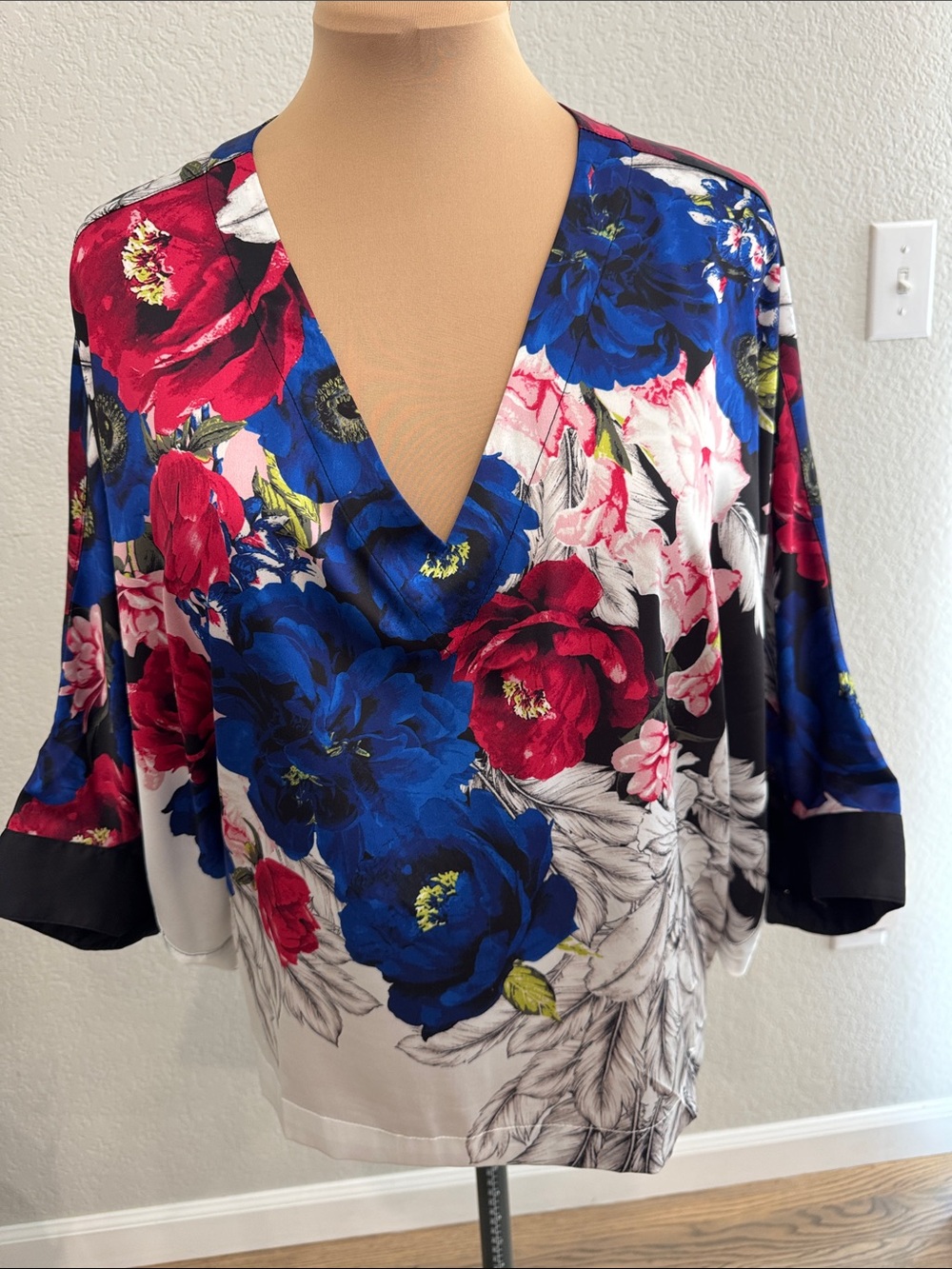 White House Black Market Floral V-Neck Blouse in Blue, Red & White - Picture 1 of 4